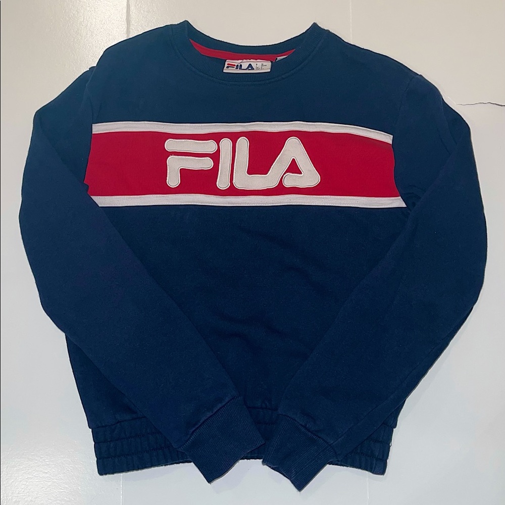 Small women’s Fila sweatshirt.